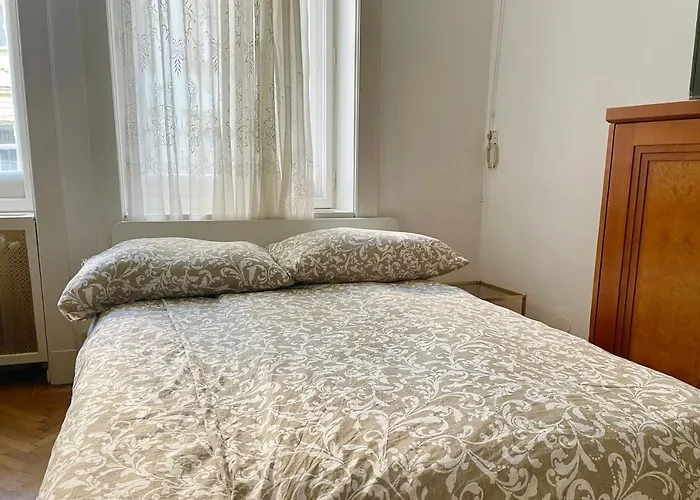 Calm 60M2 Flat Close To Center - Free Parking
